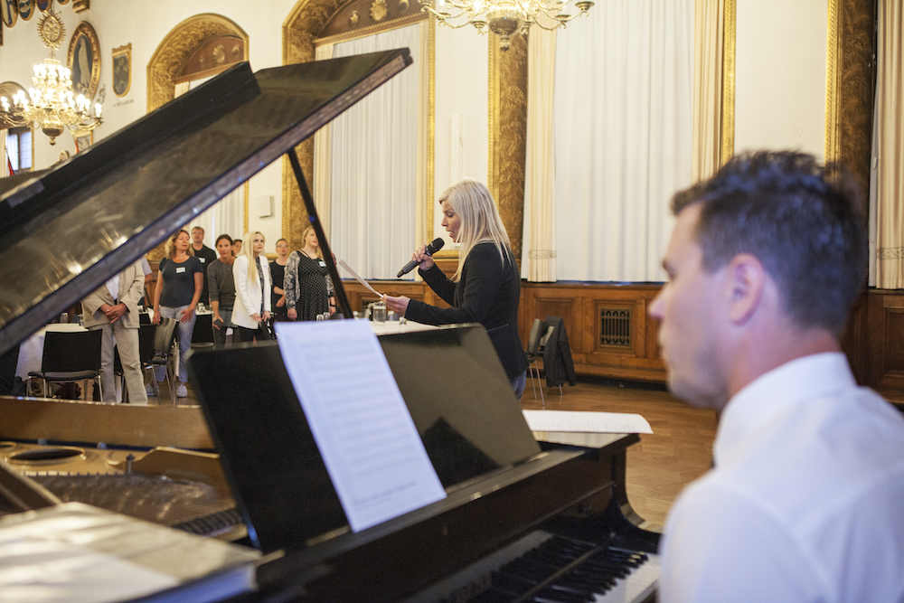 Christina Boelskifte og Nicolaj Majland akkompagnerer til fællessang